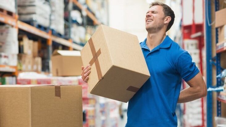 bolest zad při zvedání závaží